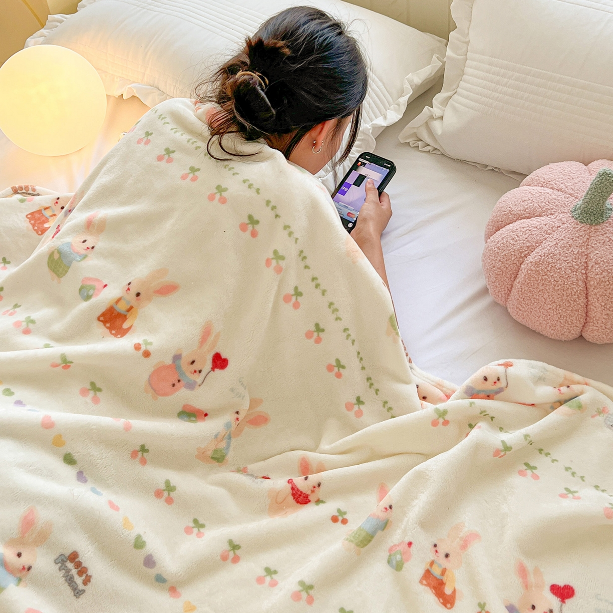 91家纺网 家纺一手货源 找家纺 初念 2025新款四季款双面牛奶绒多功能毛毯 小兔胡萝卜