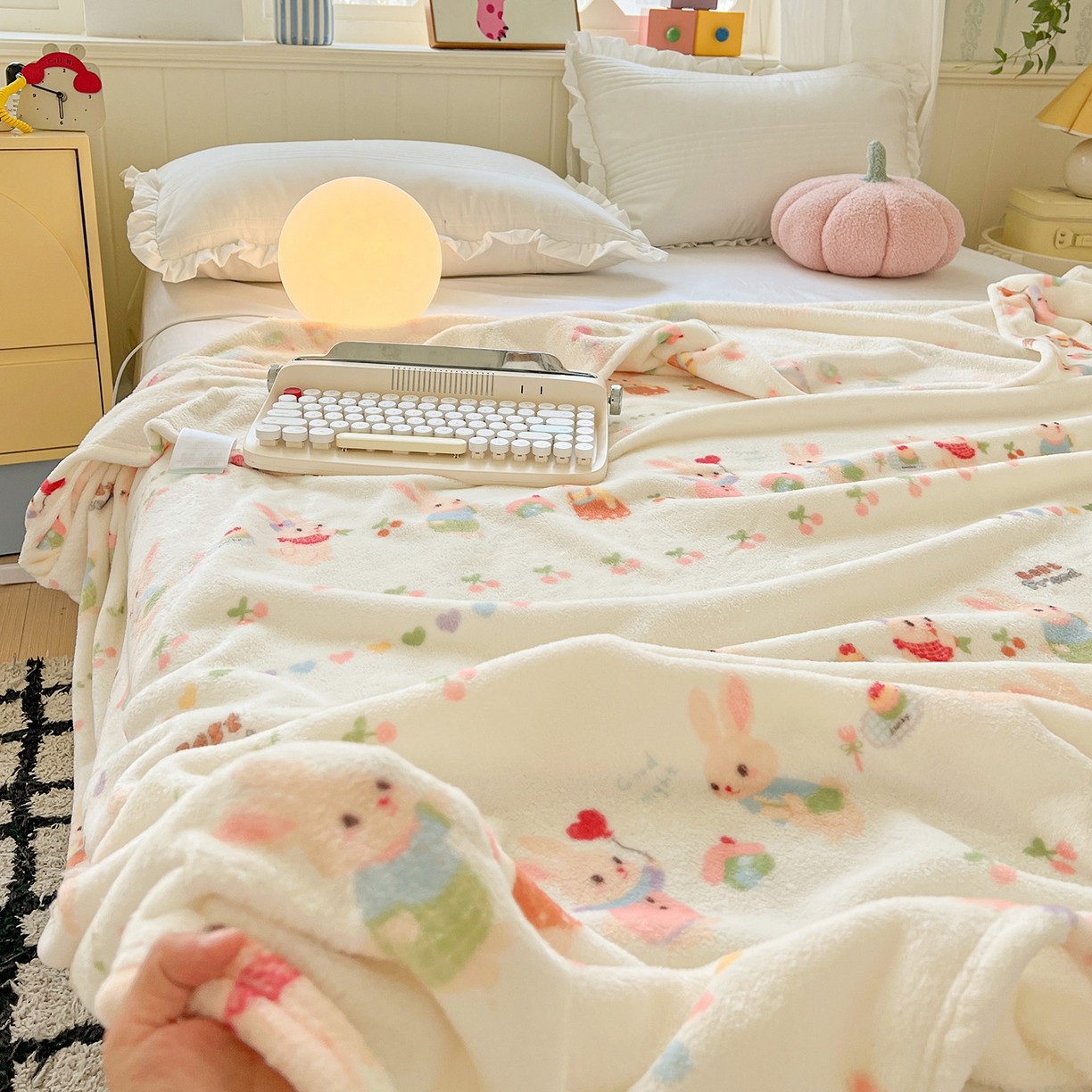 91家纺网 家纺一手货源 找家纺 初念 2025新款四季款双面牛奶绒多功能毛毯 小兔胡萝卜