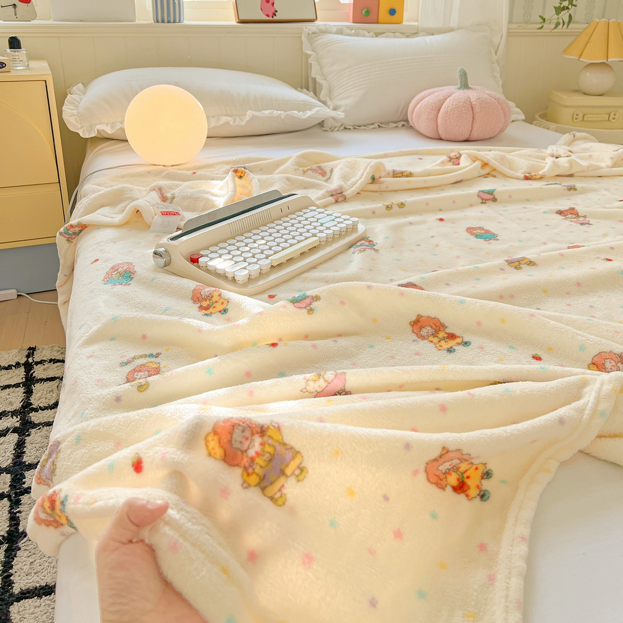 初念 2025新款四季款双面牛奶绒多功能毛毯 萌萌女孩