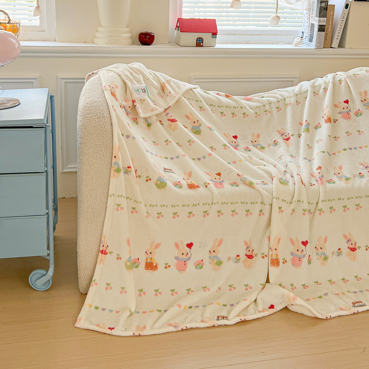 91家纺网 家纺一手货源 找家纺 初念 2025新款四季款双面牛奶绒多功能毛毯 小兔胡萝卜