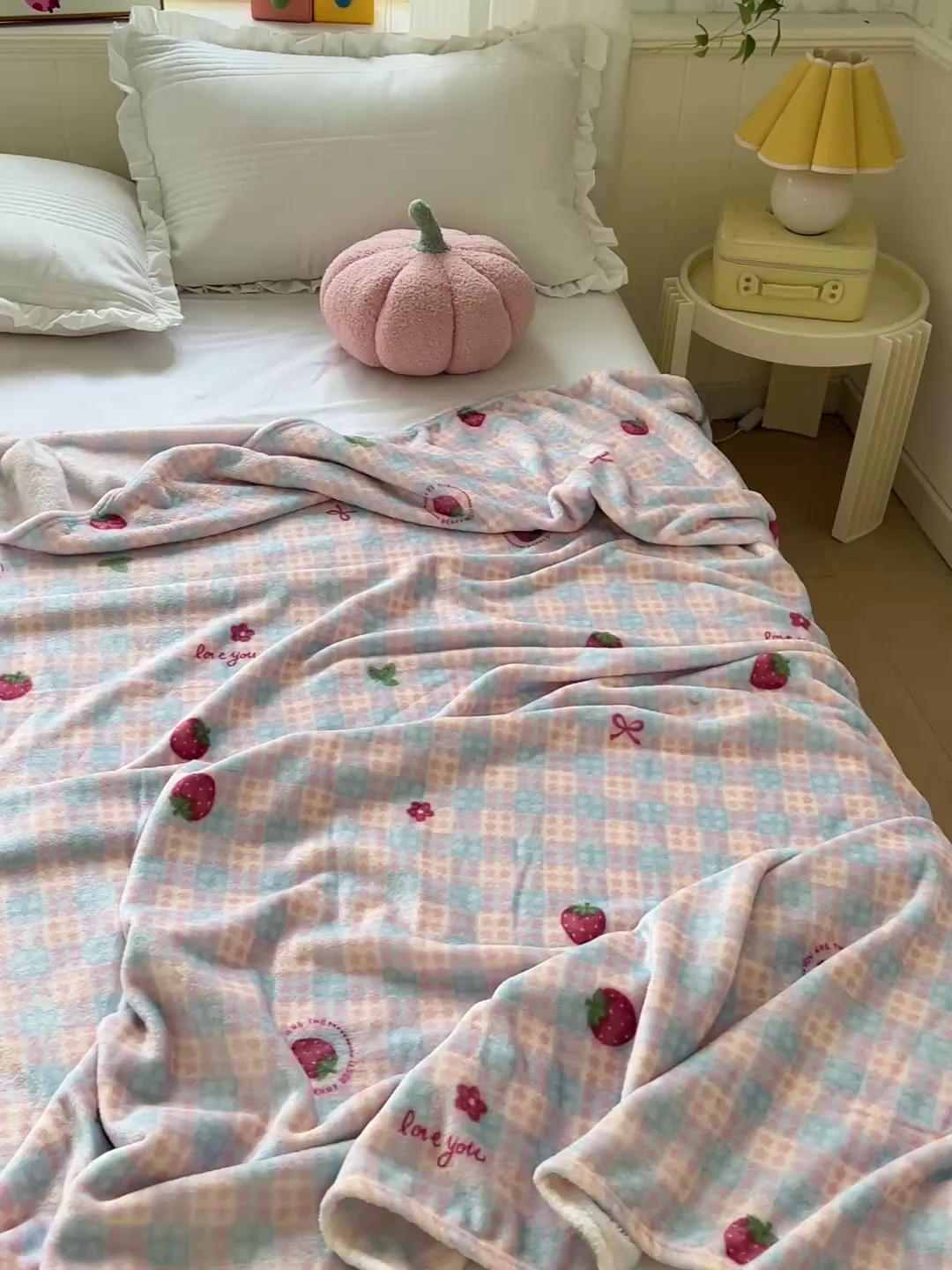 91家纺网 家纺一手货源 找家纺 初念 2025新款四季款双面牛奶绒多功能毛毯 草莓奶茶