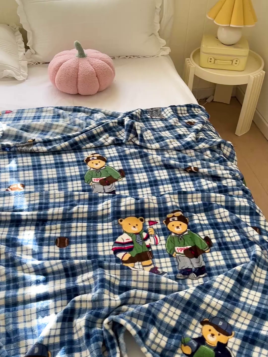 91家纺网 家纺一手货源 找家纺 初念 2025新款四季款双面牛奶绒多功能毛毯 穿鞋的熊