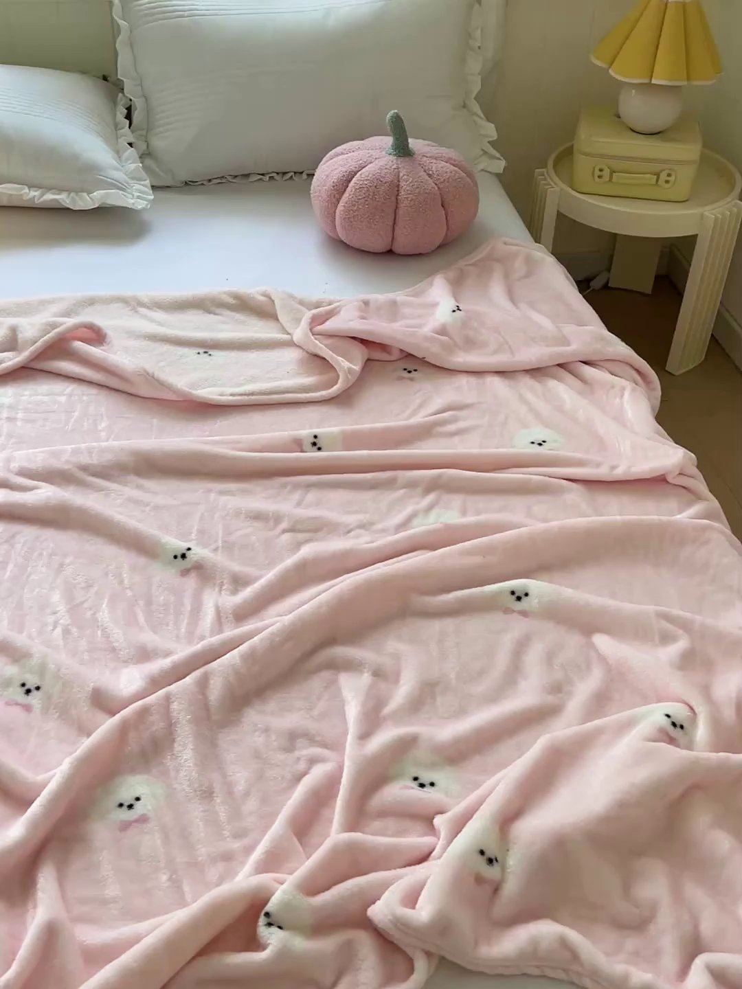 91家纺网 家纺一手货源 找家纺 初念 2025新款四季款双面牛奶绒多功能毛毯 可爱狗头-粉