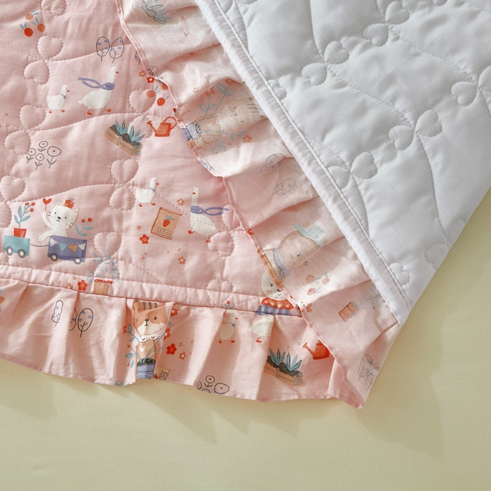 91家纺网 家纺一手货源 找家纺 益利多 2025新款130*70全棉斜纹夹棉绗缝小花边床盖纯棉加厚床盖三件套 趣味森林