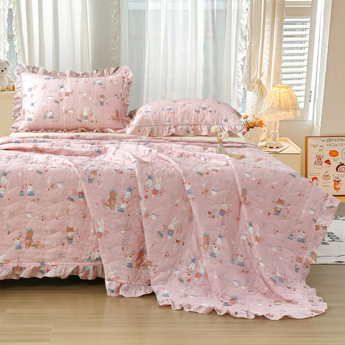 91家纺网 家纺一手货源 找家纺 益利多 2025新款130*70全棉斜纹夹棉绗缝小花边床盖纯棉加厚床盖三件套 趣味森林