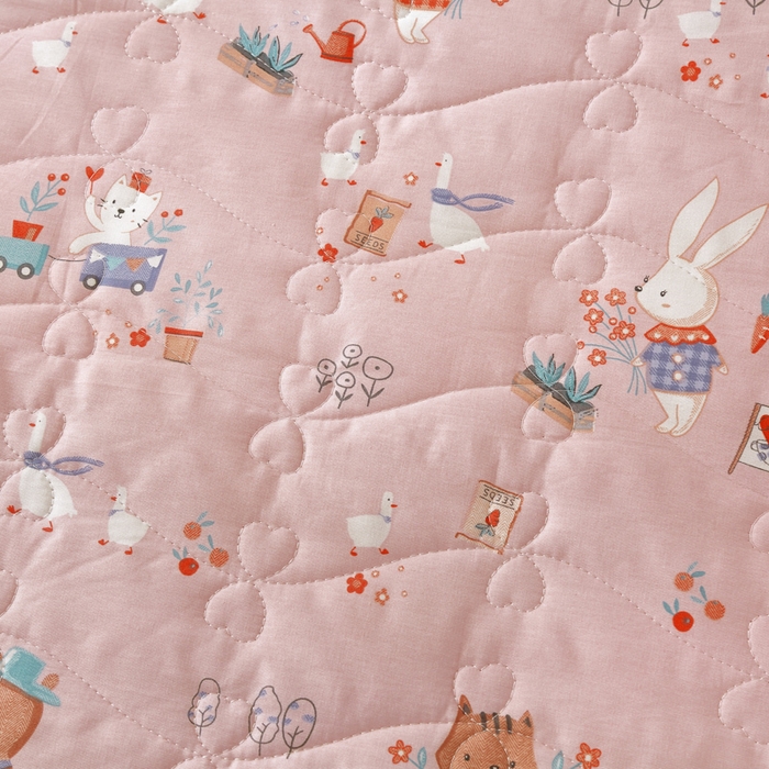 91家纺网 家纺一手货源 找家纺 益利多 2025新款130*70全棉斜纹夹棉绗缝小花边床盖纯棉加厚床盖三件套 趣味森林