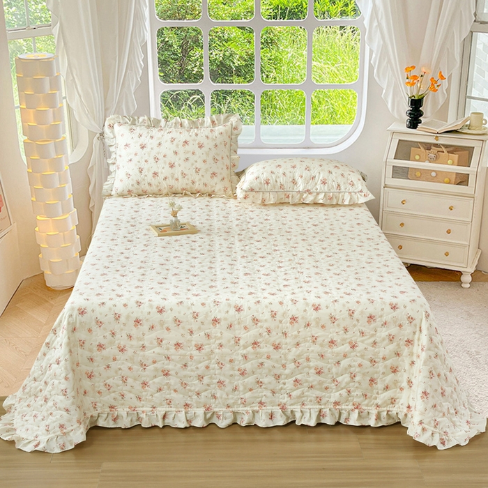 91家纺网 家纺一手货源 找家纺 益利多 2025新款130*70全棉斜纹夹棉绗缝小花边床盖纯棉加厚床盖三件套 繁花似锦