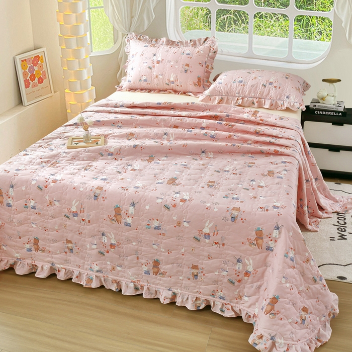 91家纺网 家纺一手货源 找家纺 益利多 2025新款130*70全棉斜纹夹棉绗缝小花边床盖纯棉加厚床盖三件套 趣味森林