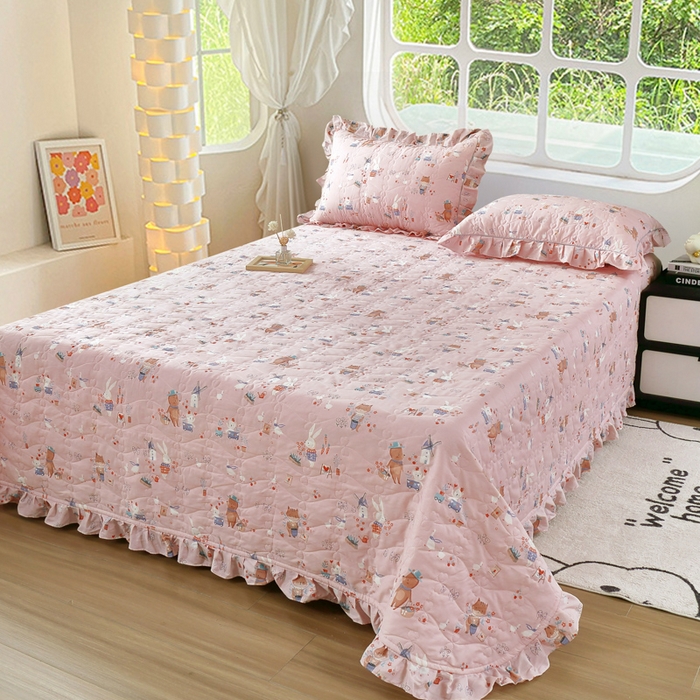 91家纺网 家纺一手货源 找家纺 益利多 2025新款130*70全棉斜纹夹棉绗缝小花边床盖纯棉加厚床盖三件套 趣味森林