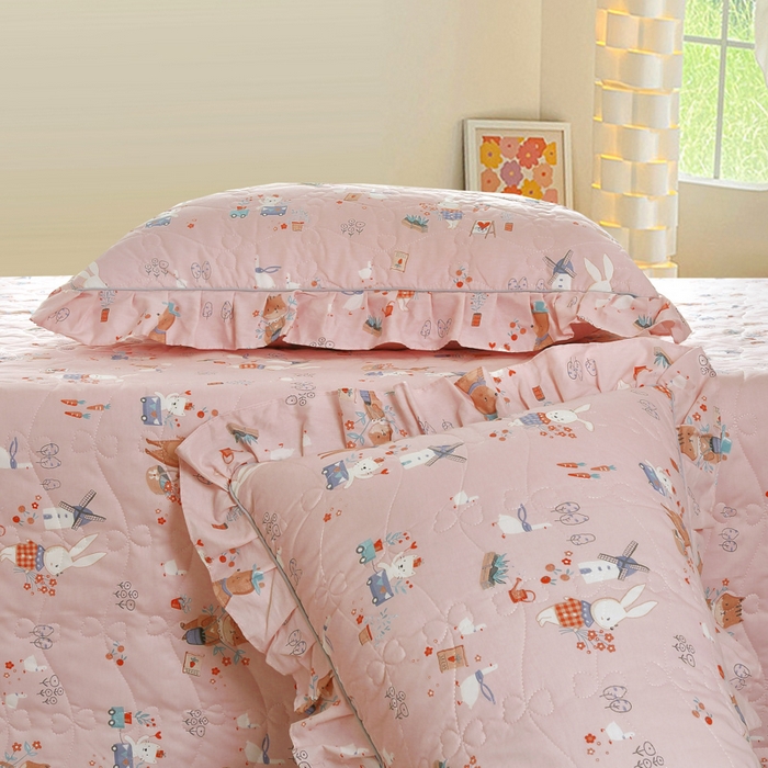 91家纺网 家纺一手货源 找家纺 益利多 2025新款130*70全棉斜纹夹棉绗缝小花边床盖纯棉加厚床盖三件套 趣味森林