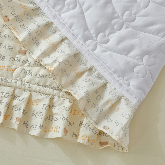 91家纺网 家纺一手货源 找家纺 益利多 2025新款130*70全棉斜纹夹棉绗缝小花边床盖纯棉加厚床盖三件套 萌萌熊