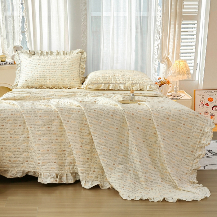 91家纺网 家纺一手货源 找家纺 益利多 2025新款130*70全棉斜纹夹棉绗缝小花边床盖纯棉加厚床盖三件套 萌萌熊