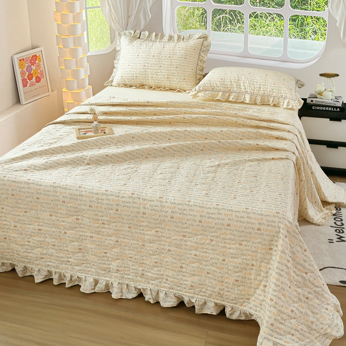 91家纺网 家纺一手货源 找家纺 益利多 2025新款130*70全棉斜纹夹棉绗缝小花边床盖纯棉加厚床盖三件套 萌萌熊