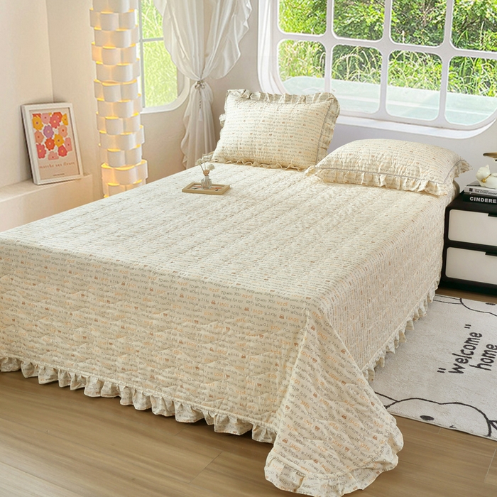 91家纺网 家纺一手货源 找家纺 益利多 2025新款130*70全棉斜纹夹棉绗缝小花边床盖纯棉加厚床盖三件套 萌萌熊