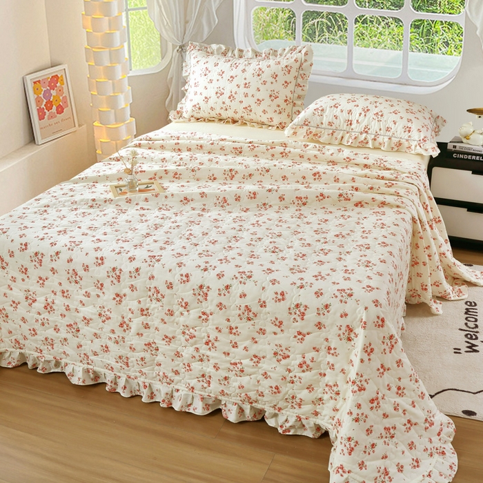 91家纺网 家纺一手货源 找家纺 益利多 2025新款130*70全棉斜纹夹棉绗缝小花边床盖纯棉加厚床盖三件套 初野