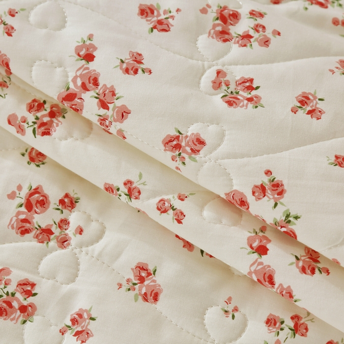 91家纺网 家纺一手货源 找家纺 益利多 2025新款130*70全棉斜纹夹棉绗缝小花边床盖纯棉加厚床盖三件套 初野