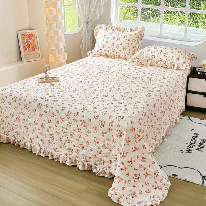 91家纺网 家纺一手货源 找家纺 益利多 2025新款130*70全棉斜纹夹棉绗缝小花边床盖纯棉加厚床盖三件套 初野