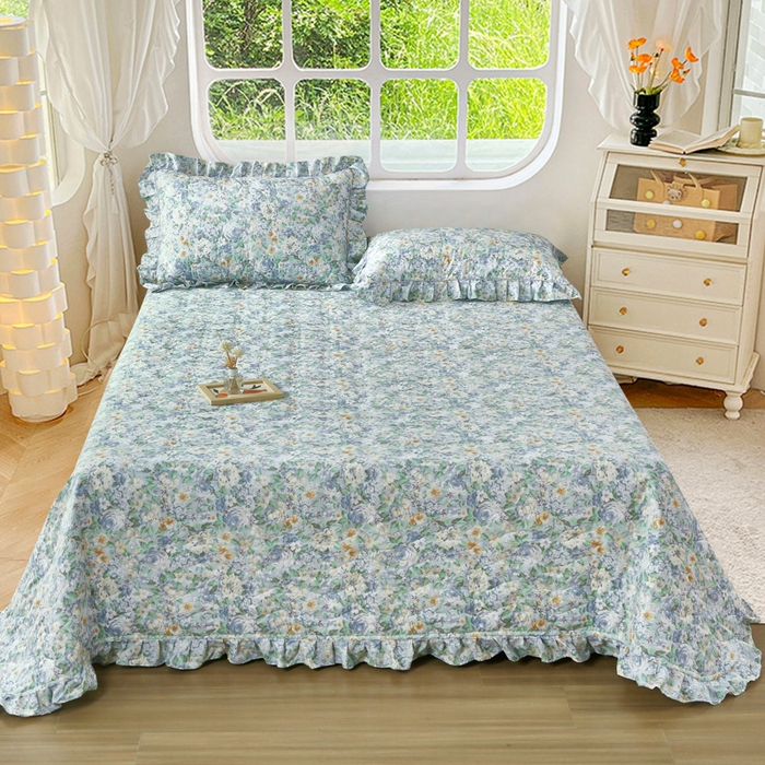 91家纺网 家纺一手货源 找家纺 益利多 2025新款130*70全棉斜纹夹棉绗缝小花边床盖纯棉加厚床盖三件套 薄荷微风