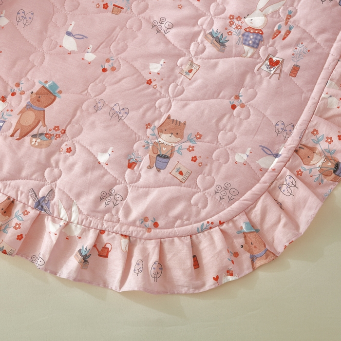 91家纺网 家纺一手货源 找家纺 益利多 2025新款130*70全棉斜纹夹棉绗缝小花边床盖纯棉加厚床盖三件套 趣味森林