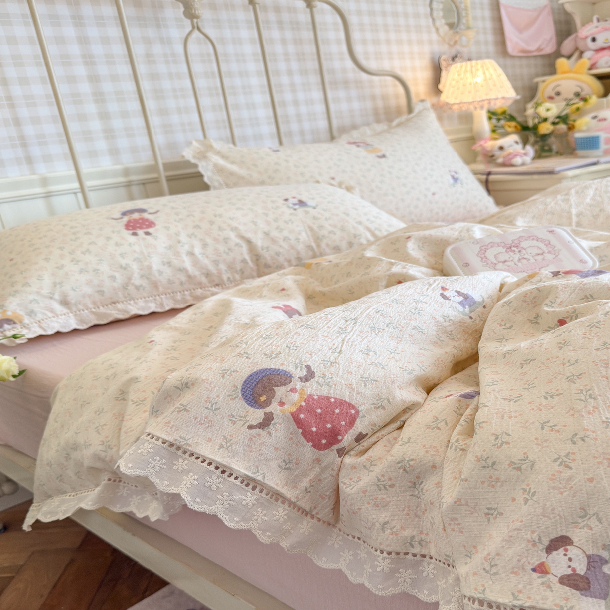 91家纺网 家纺一手货源 找家纺 初念 2025新款1云感双层纱四件套-梦华 梦华-花丛女孩