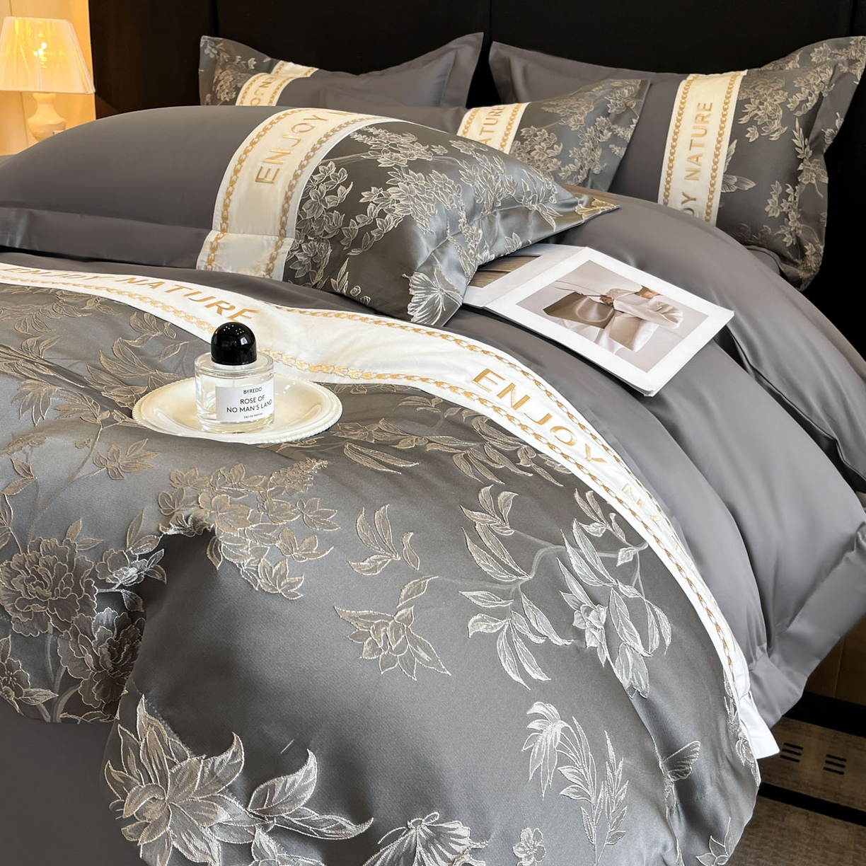 91家纺网 家纺一手货源 找家纺 （总）博纳家纺 2025新款亲服棉宽边高级简奢款绣花四件套-盛世年华