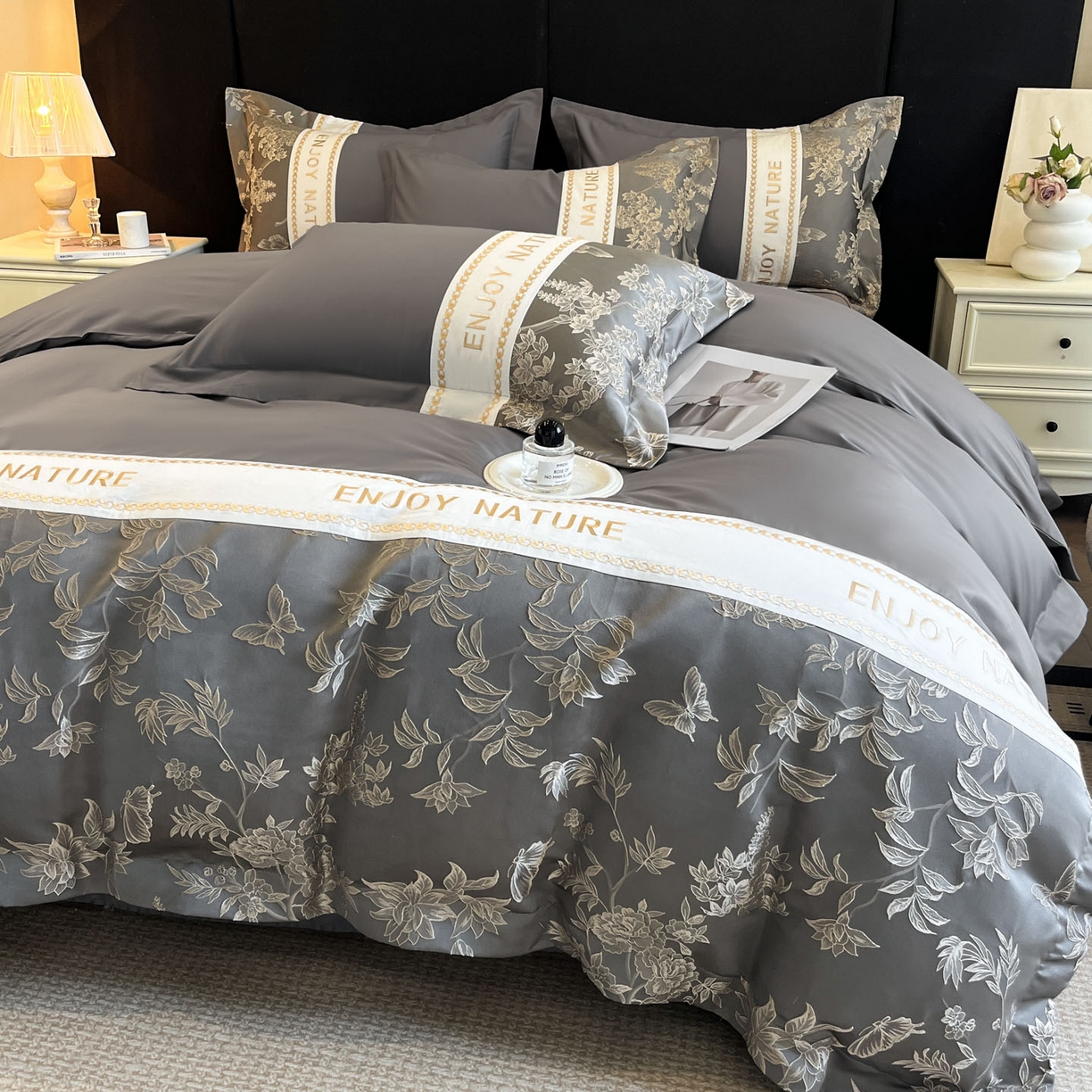 91家纺网 家纺一手货源 找家纺 博纳家纺 2025新款亲服棉宽边高级简奢款绣花四件套-盛世年华 高级灰