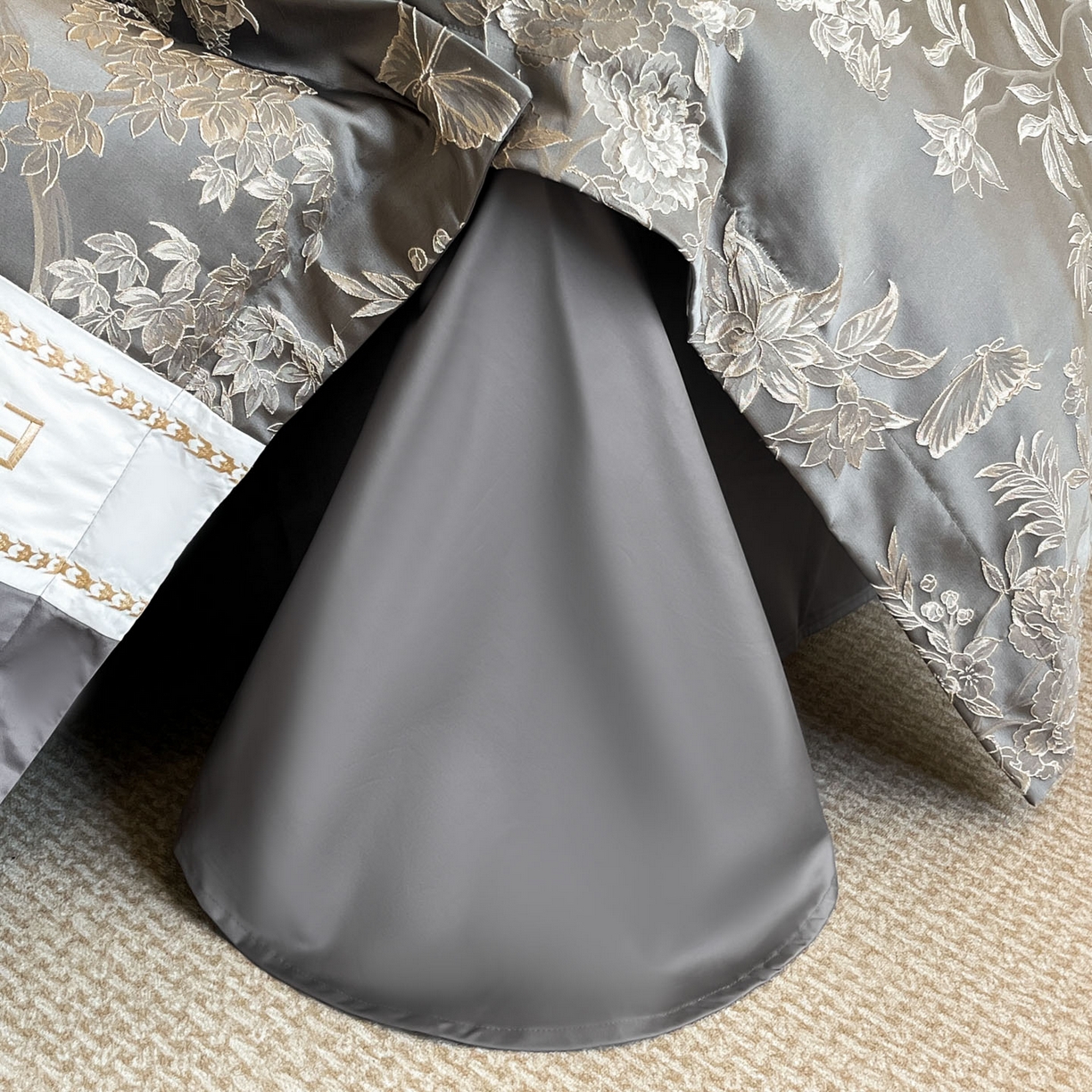 91家纺网 家纺一手货源 找家纺 博纳家纺 2025新款亲服棉宽边高级简奢款绣花四件套-盛世年华 高级灰