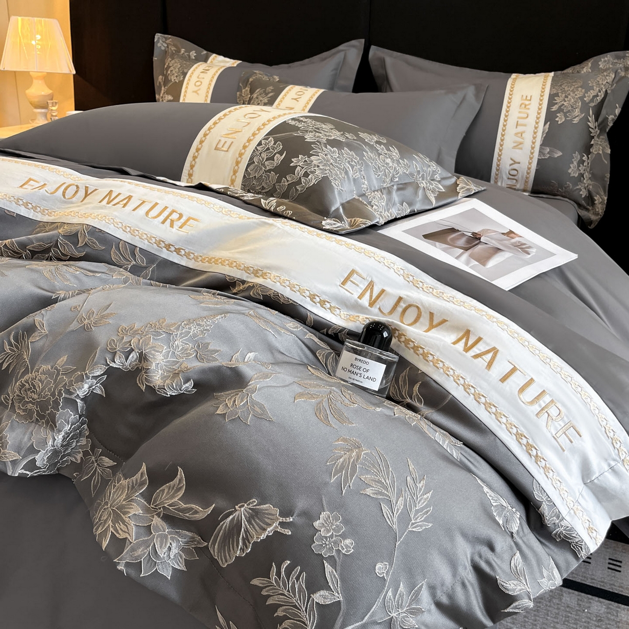 91家纺网 家纺一手货源 找家纺 博纳家纺 2025新款亲服棉宽边高级简奢款绣花四件套-盛世年华 高级灰