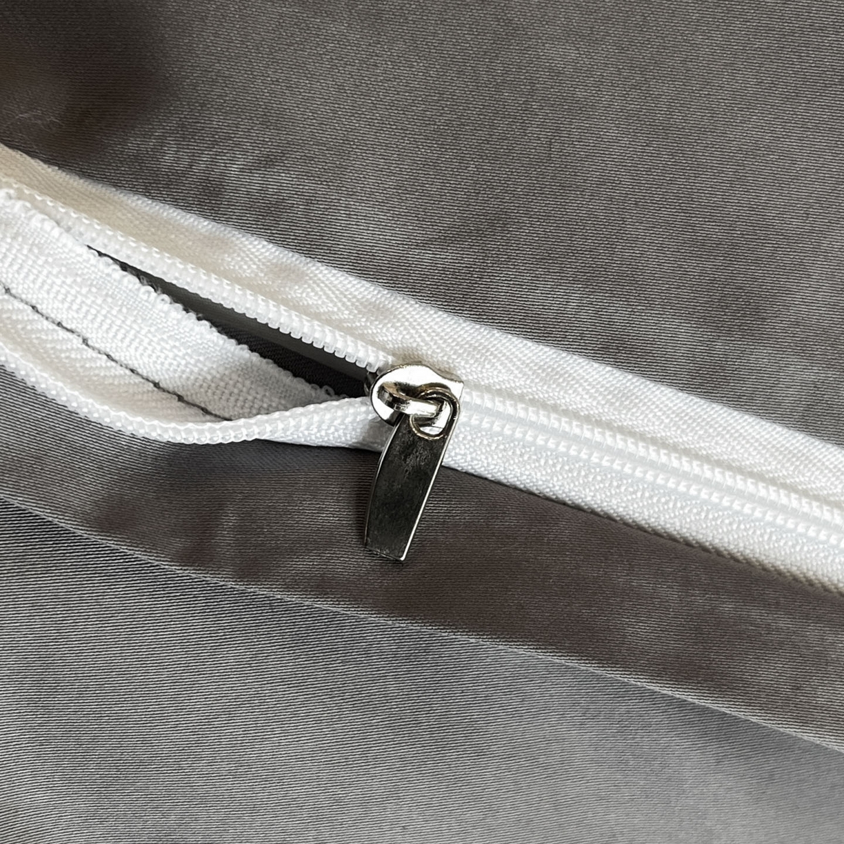 91家纺网 家纺一手货源 找家纺 博纳家纺 2025新款亲服棉宽边高级简奢款绣花四件套-盛世年华 高级灰