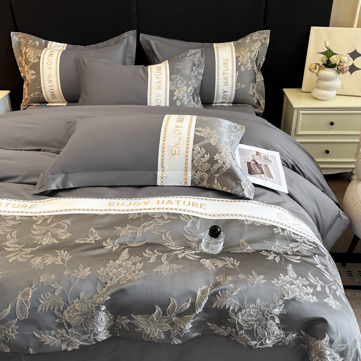 91家纺网 家纺一手货源 找家纺 博纳家纺 2025新款亲服棉宽边高级简奢款绣花四件套-盛世年华 高级灰