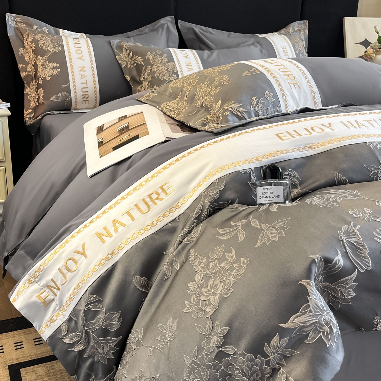 91家纺网 家纺一手货源 找家纺 博纳家纺 2025新款亲服棉宽边高级简奢款绣花四件套-盛世年华 高级灰