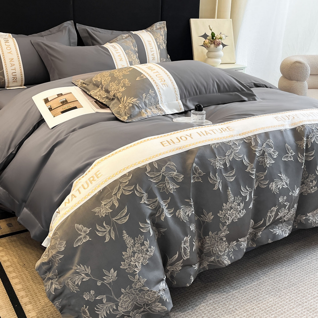 91家纺网 家纺一手货源 找家纺 博纳家纺 2025新款亲服棉宽边高级简奢款绣花四件套-盛世年华 高级灰