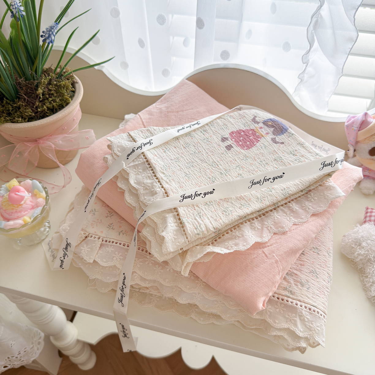 91家纺网 家纺一手货源 找家纺 初念 2025新款1云感双层纱四件套-梦华 梦华-花丛女孩