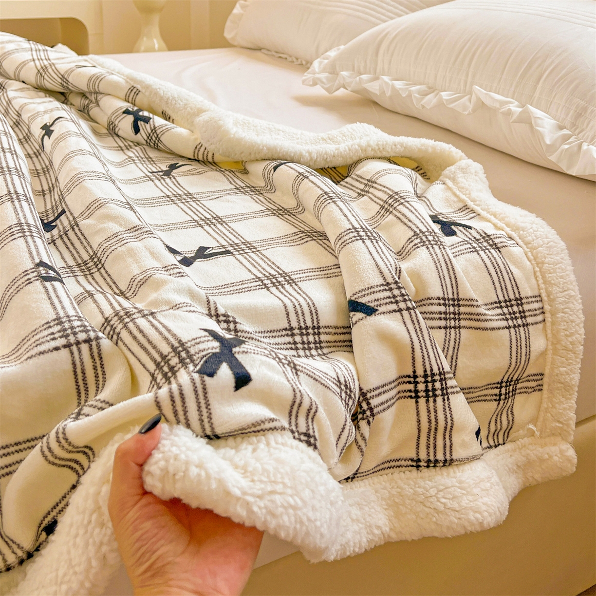 91家纺网 家纺一手货源 找家纺 名兮 2025新款秋冬高克重牛奶绒羊羔绒多功能盖毯 毛毯-格子蝴蝶结