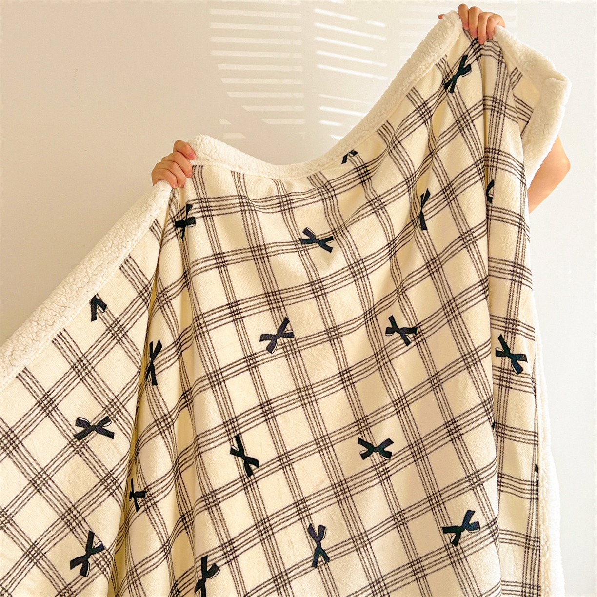 91家纺网 家纺一手货源 找家纺 名兮 2025新款秋冬高克重牛奶绒羊羔绒多功能盖毯 毛毯-格子蝴蝶结