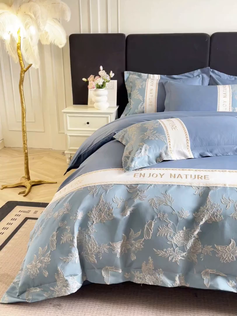 91家纺网 家纺一手货源 找家纺 博纳家纺 2025新款亲服棉宽边高级简奢款绣花四件套-盛世年华 宾利蓝