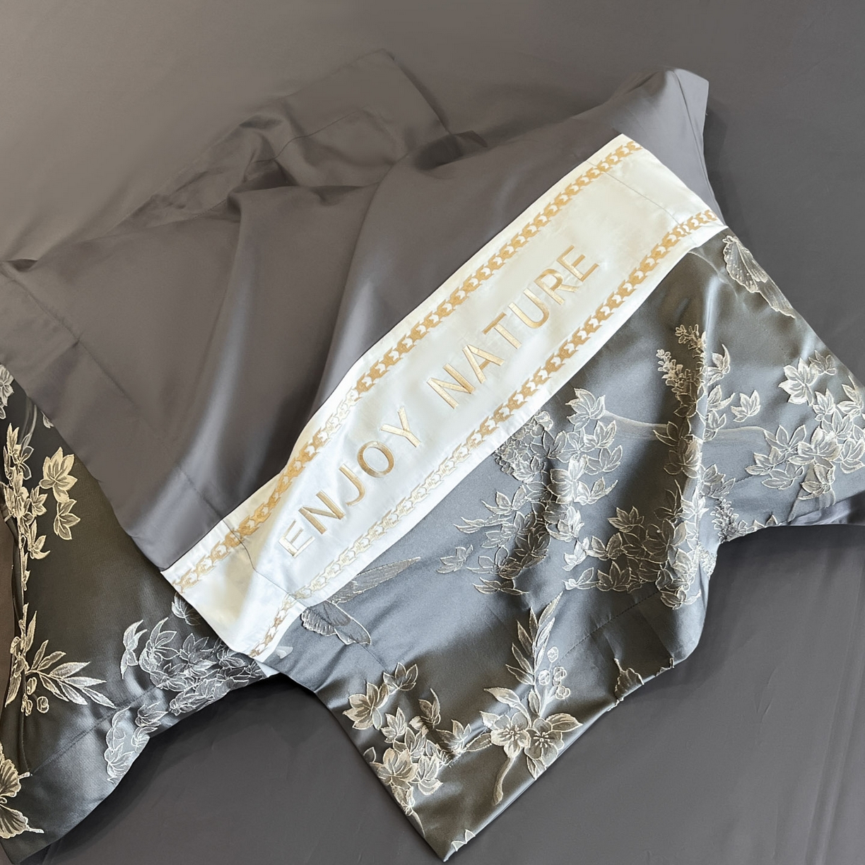 91家纺网 家纺一手货源 找家纺 博纳家纺 2025新款亲服棉宽边高级简奢款绣花四件套-盛世年华 高级灰