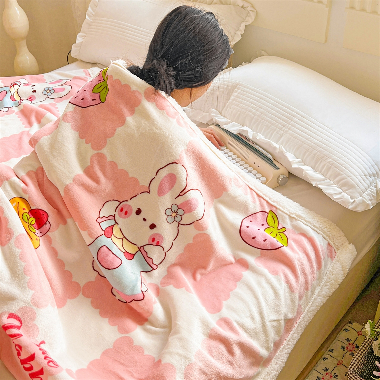 91家纺网 家纺一手货源 找家纺 名兮 2025新款秋冬高克重牛奶绒羊羔绒多功能盖毯 毛毯-格子兔