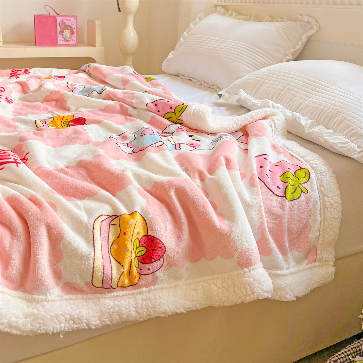 91家纺网 家纺一手货源 找家纺 名兮 2025新款秋冬高克重牛奶绒羊羔绒多功能盖毯 毛毯-格子兔