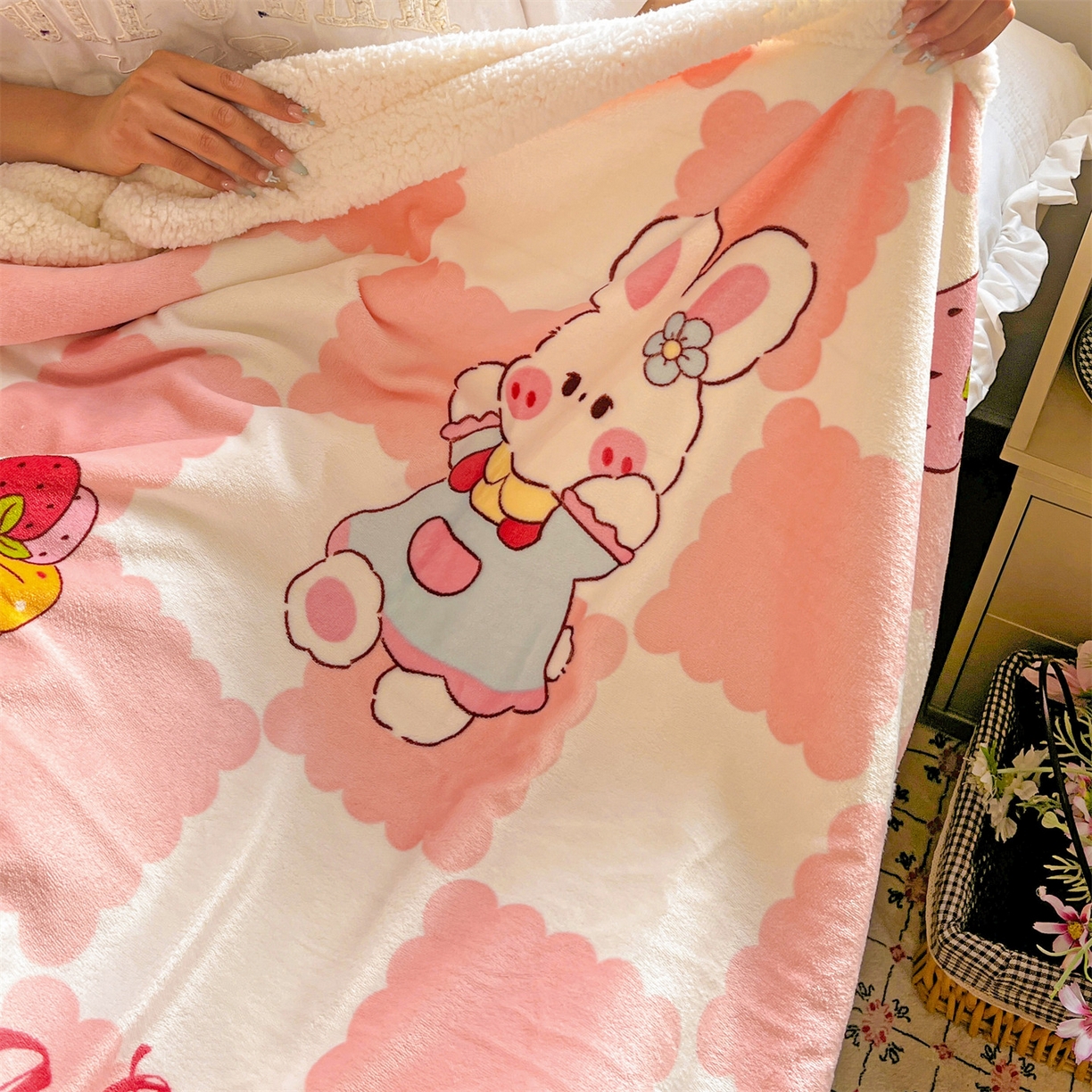 91家纺网 家纺一手货源 找家纺 名兮 2025新款秋冬高克重牛奶绒羊羔绒多功能盖毯 毛毯-格子兔