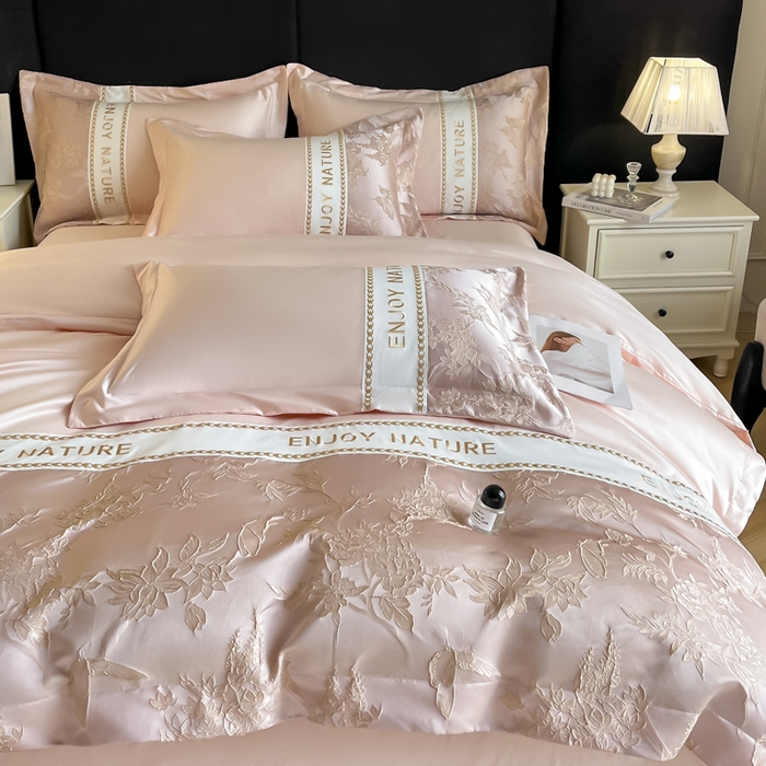 91家纺网 家纺一手货源 找家纺 博纳家纺 2025新款亲服棉宽边高级简奢款绣花四件套-盛世年华 粉玉