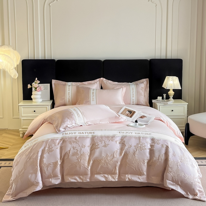 91家纺网 家纺一手货源 找家纺 博纳家纺 2025新款亲服棉宽边高级简奢款绣花四件套-盛世年华 粉玉