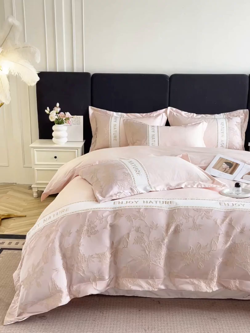 91家纺网 家纺一手货源 找家纺 博纳家纺 2025新款亲服棉宽边高级简奢款绣花四件套-盛世年华 粉玉