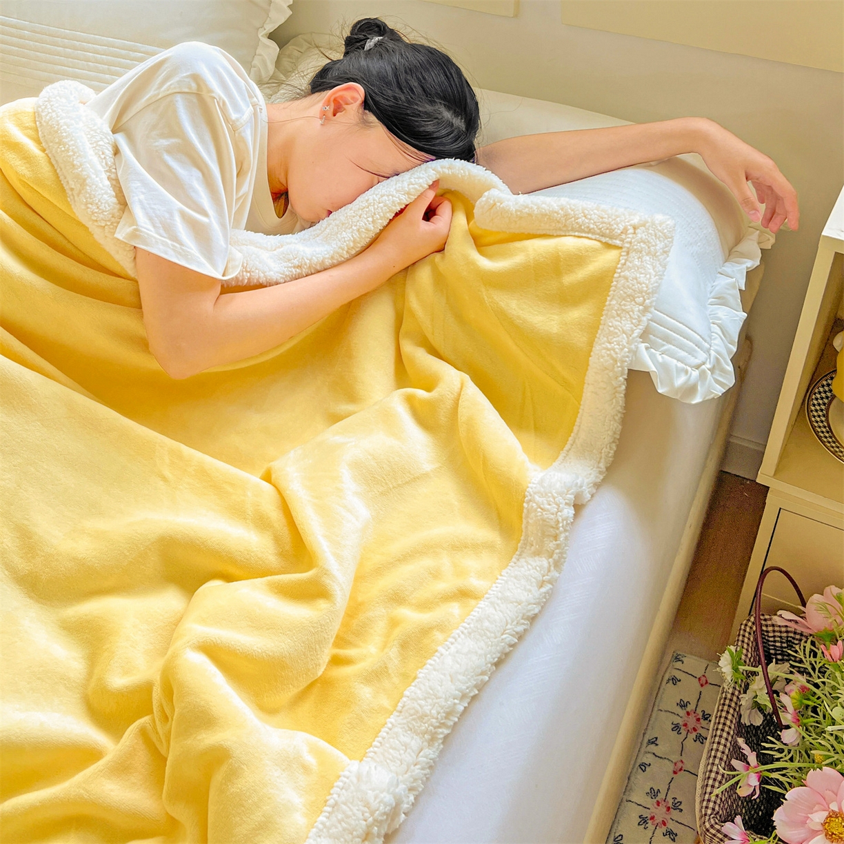 91家纺网 家纺一手货源 找家纺 名兮 2025新款秋冬高克重牛奶绒羊羔绒多功能盖毯 毛毯-米月黄