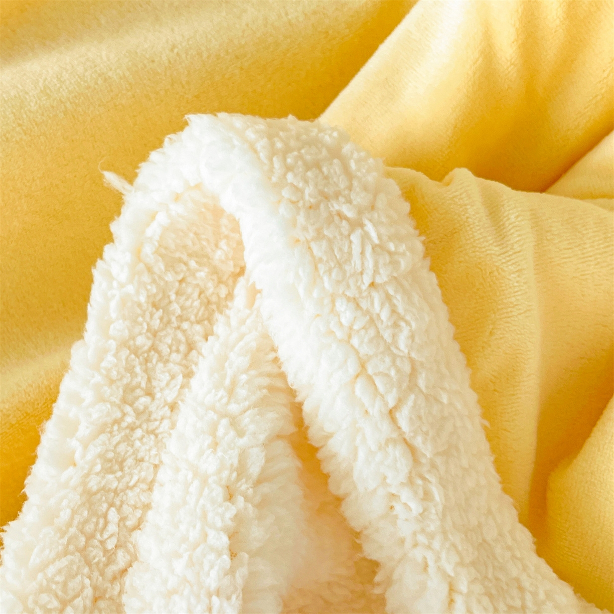 91家纺网 家纺一手货源 找家纺 名兮 2025新款秋冬高克重牛奶绒羊羔绒多功能盖毯 毛毯-米月黄