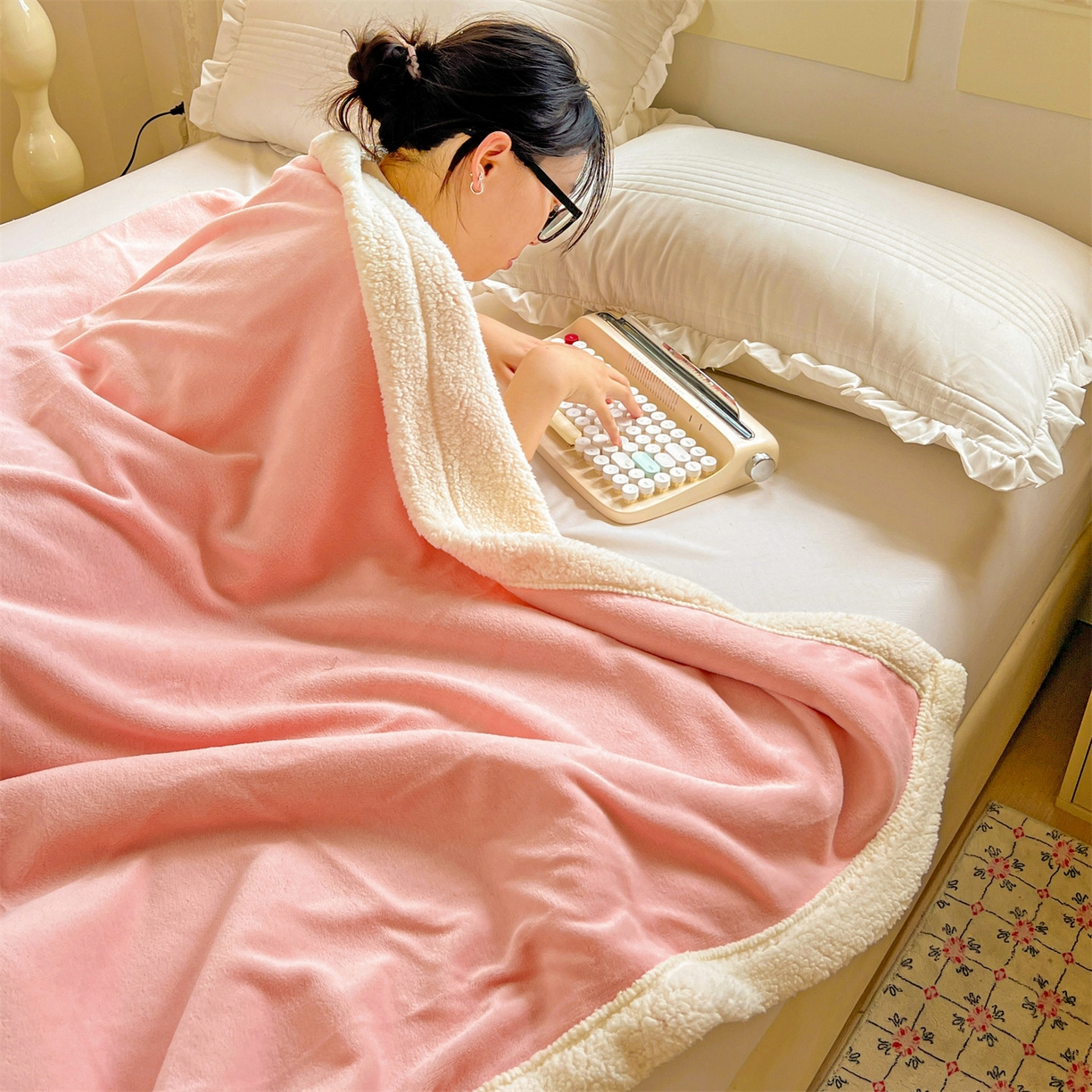 91家纺网 家纺一手货源 找家纺 名兮 2025新款秋冬高克重牛奶绒羊羔绒多功能盖毯 毛毯-浅粉