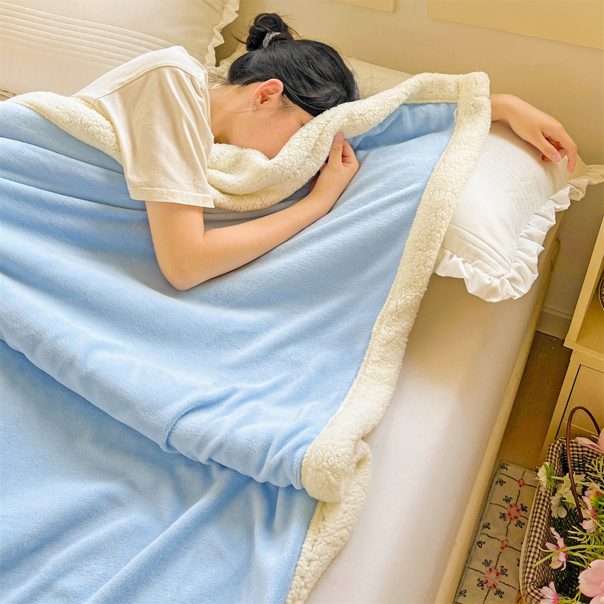 91家纺网 家纺一手货源 找家纺 名兮 2025新款秋冬高克重牛奶绒羊羔绒多功能盖毯 毛毯-水蓝