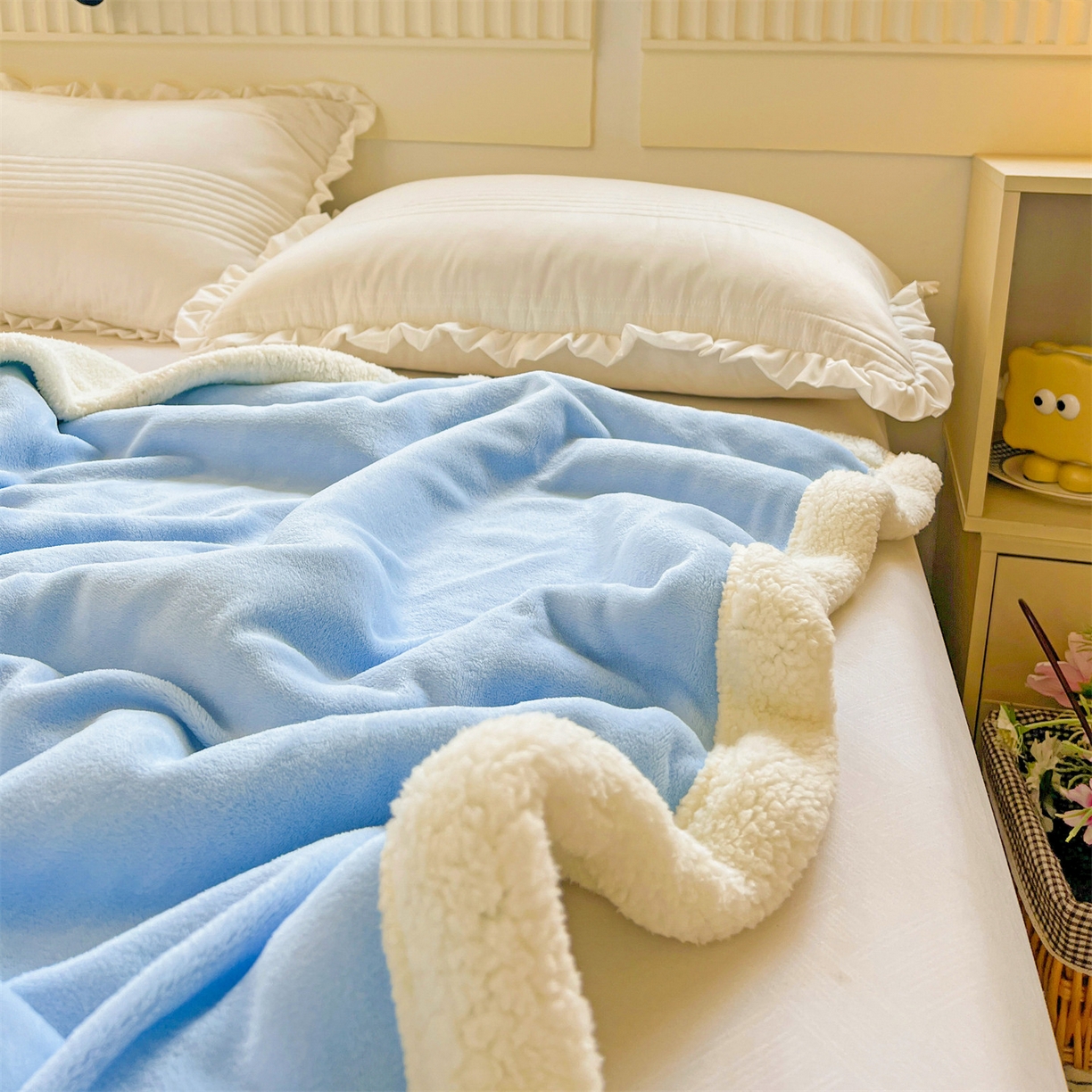 91家纺网 家纺一手货源 找家纺 名兮 2025新款秋冬高克重牛奶绒羊羔绒多功能盖毯 毛毯-水蓝