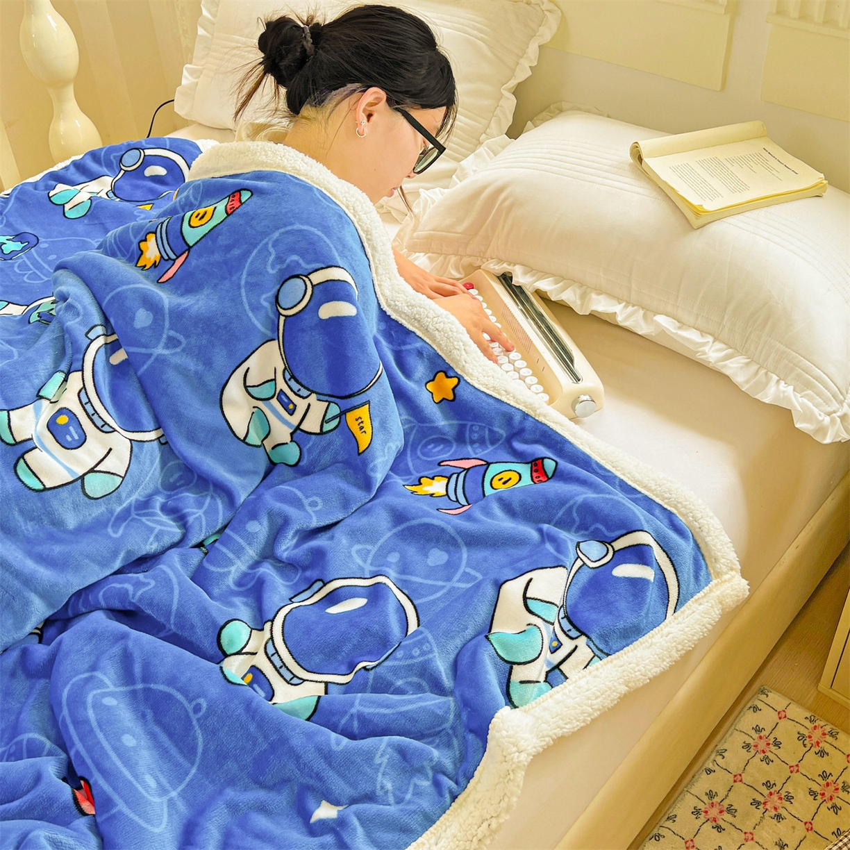 91家纺网 家纺一手货源 找家纺 名兮 2025新款秋冬高克重牛奶绒羊羔绒多功能盖毯 毛毯-太空人