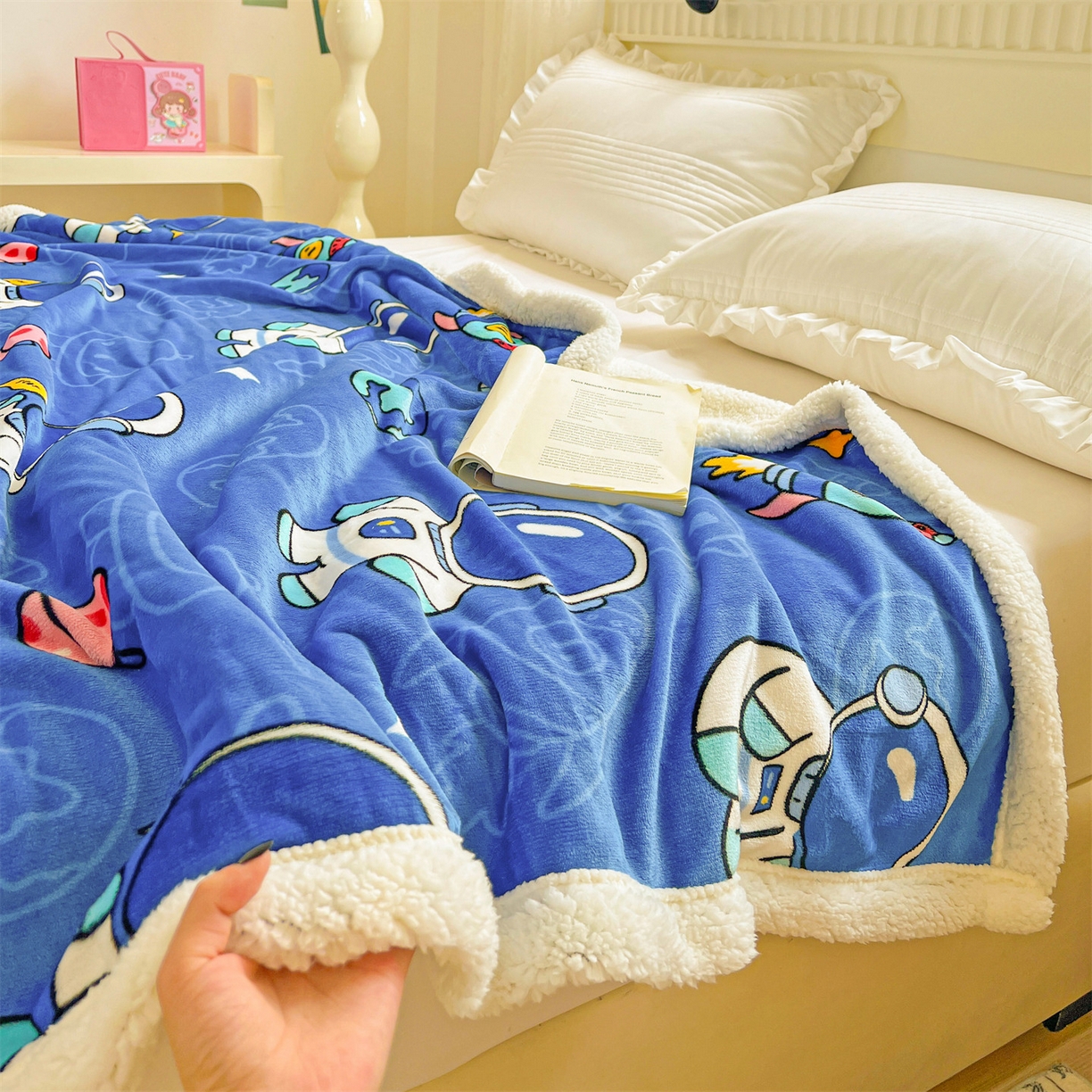 91家纺网 家纺一手货源 找家纺 名兮 2025新款秋冬高克重牛奶绒羊羔绒多功能盖毯 毛毯-太空人